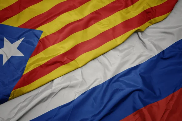 Sventolando bandiera colorata della Russia e bandiera nazionale della Catalogna . — Foto Stock