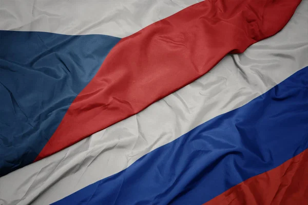 Махаючи барвистим прапором Росії і національним прапором Чехії . — стокове фото