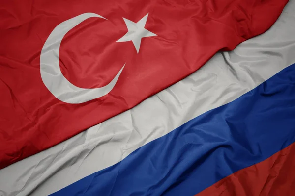 Ondeando colorida bandera de Rusia y bandera nacional de pavo . —  Fotos de Stock