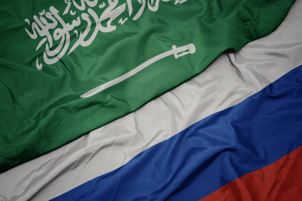 Розмахуючи барвистий прапор Росії і Національний прапор Саудівської Аравії. — стокове фото