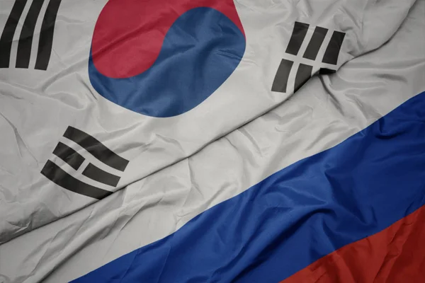 Розмахуючи барвистий прапор Росії і Національний Прапор Південної Кореї. — стокове фото