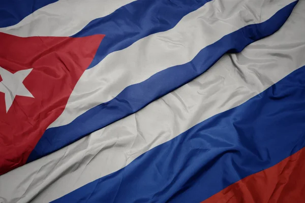 러시아의 화려한 국기와 쿠바의 국기를 흔들어. — 스톡 사진