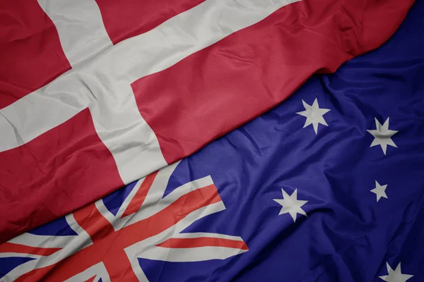 Размахивая красочным флагом Австралии и национальным флагом . — стоковое фото