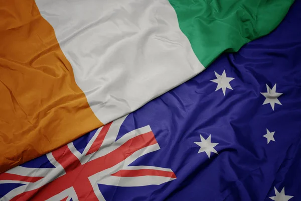Размахивая красочным флагом Австралии и национальным флагом Кот-Дивуара . — стоковое фото