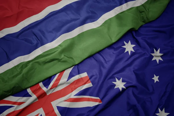 オーストラリアのカラフルな旗とガンビアの国旗を振る — ストック写真