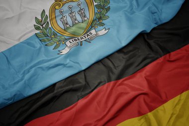 almanya ve san marino ulusal bayrağı renkli bayrak sallayarak.