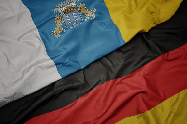 Acenando bandeira colorida da alemanha e bandeira nacional das ilhas canárias . — Fotografia de Stock