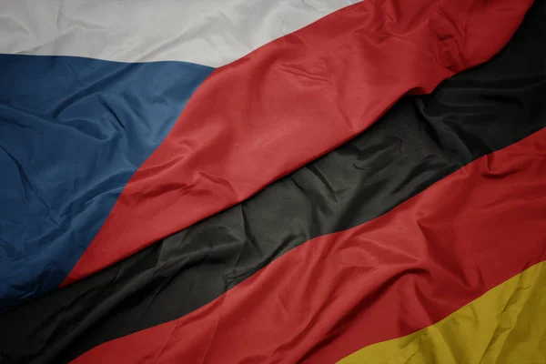 Ondeando colorida bandera de Alemania y bandera nacional de la República Checa . — Foto de Stock