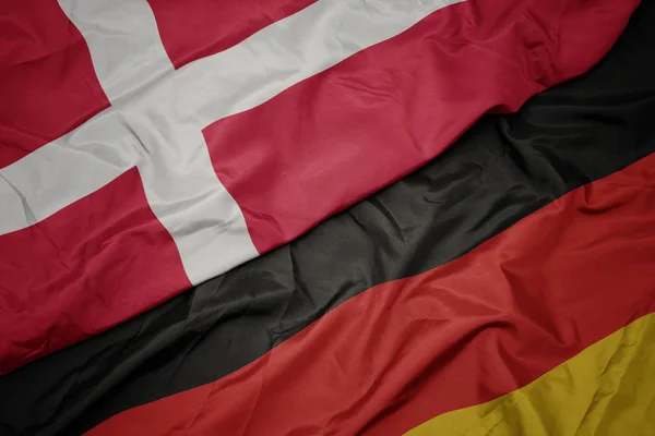 Размахивая красочным флагом Германии и национальным флагом . — стоковое фото