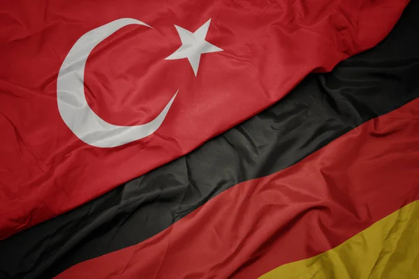 Agitant drapeau coloré de l'Allemagne et drapeau national de la dinde . — Photo
