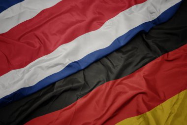 almanya ve kosta rika ulusal bayrağı renkli bayrak sallayarak.