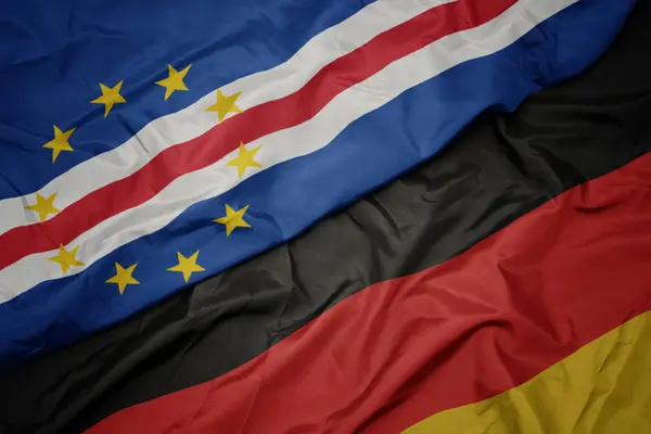 Falujące kolorowe flagi Niemiec i flagi narodowej Republiki Zielonego Przylądka. — Zdjęcie stockowe