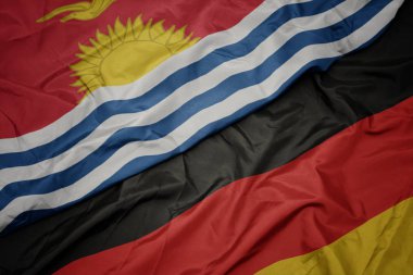 Almanya ve Kiribati ulusal bayrağı renkli bayrak sallayarak.