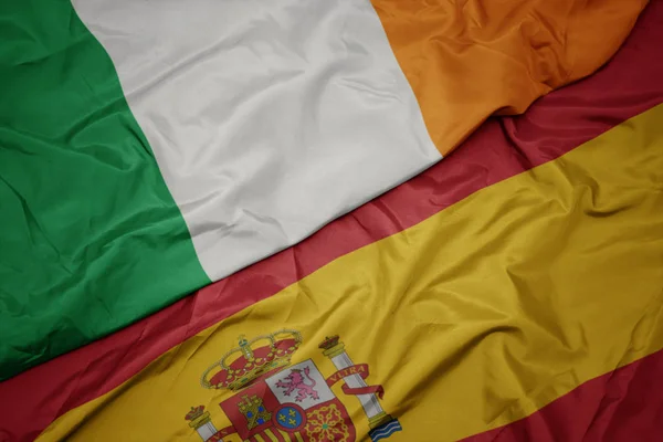 Η σημαία της Ισπανίας και η εθνική σημαία της Ιρλανδίας. — Φωτογραφία Αρχείου
