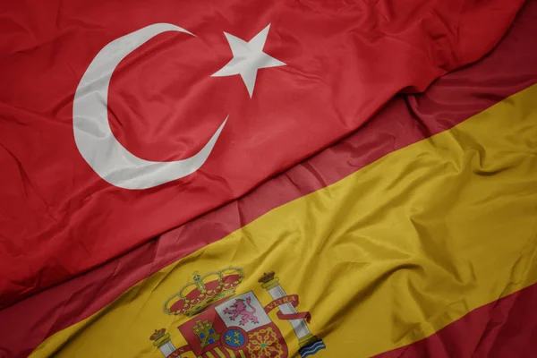 Acenando bandeira colorida de espanha e bandeira nacional de peru . — Fotografia de Stock