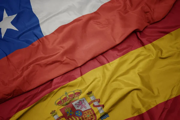 Acenando bandeira colorida de espanha e bandeira nacional do chile . — Fotografia de Stock