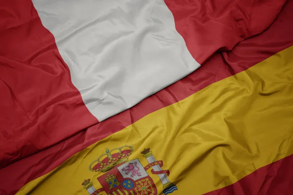 Integetett Spanyolország és Peru nemzeti zászlaja. — Stock Fotó