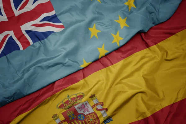 Acenando bandeira colorida de espanha e bandeira nacional de Tuvalu  . — Fotografia de Stock