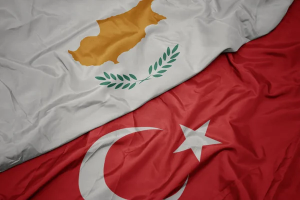 Agitant drapeau coloré de la dinde et drapeau national de cyprus . — Photo