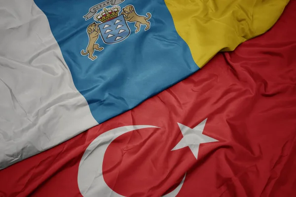 Agitant drapeau coloré de la dinde et drapeau national des îles Canaries . — Photo