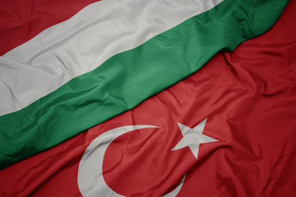 Ondeando colorida bandera de pavo y bandera nacional de hungary . —  Fotos de Stock