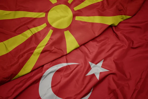 Sventolando bandiera colorata di tacchino e bandiera nazionale della macedonia . — Foto Stock