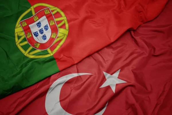 türkiye ve portekiz ulusal bayrağı renkli bayrak sallayarak.