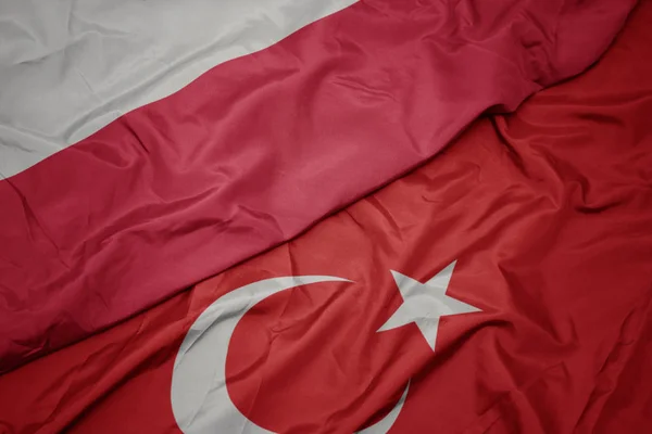 Ondeando colorida bandera de pavo y bandera nacional de Polonia . —  Fotos de Stock