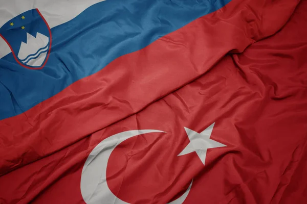 Türkiye ve slovenya ulusal bayrağı renkli bayrak sallayarak. — Stok fotoğraf