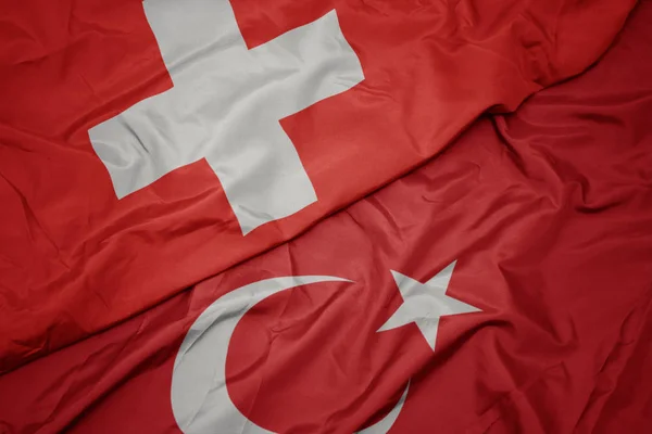 Sventolando bandiera colorata di tacchino e bandiera nazionale della Svizzera . — Foto Stock
