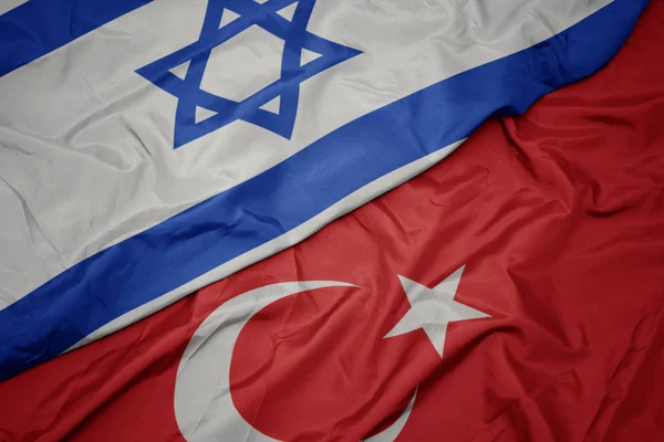 Sventolando bandiera colorata di tacchino e bandiera nazionale di Israele . — Foto Stock