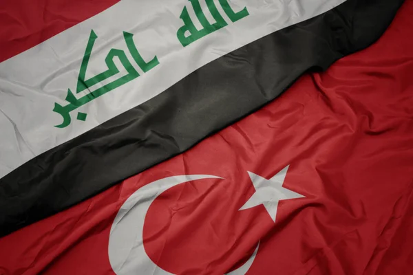 Sventolando bandiera colorata di tacchino e bandiera nazionale dell'Iraq . — Foto Stock