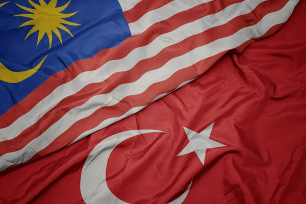 Mávající barevná vlajka Turecka a národní vlajky Malajsie. — Stock fotografie