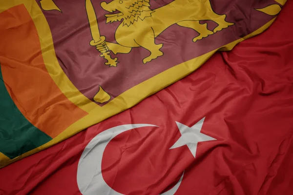 Agitant drapeau coloré de la dinde et drapeau national de sri lanka . — Photo