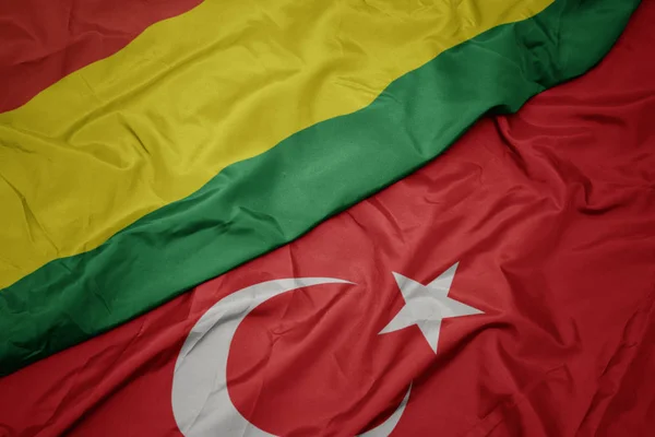 Türkiye ve bolivya ulusal bayrağı renkli bayrak sallayarak. — Stok fotoğraf
