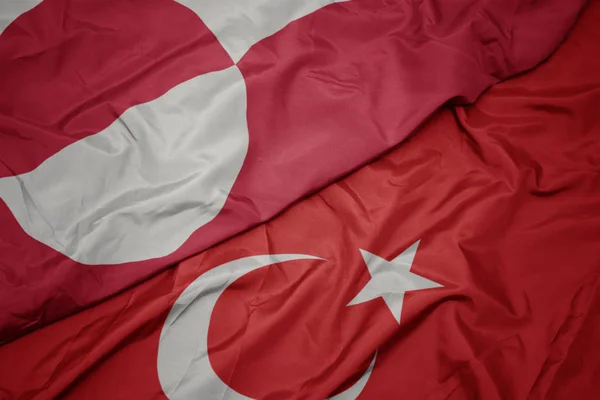 Mávající barevnou vlajku Turecka a národní vlajky Grónska. — Stock fotografie