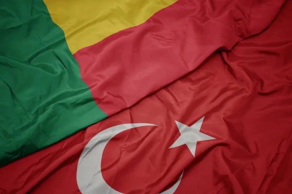 Türkiye ve benin ulusal bayrağı renkli bayrak sallayarak. — Stok fotoğraf