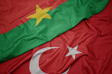 burkina faso türkiye ve ulusal bayrak renkli bayrak sallayarak.