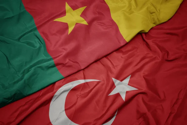 Ondeando colorida bandera de pavo y bandera nacional de camerún . — Foto de Stock