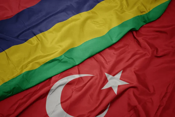Agitant drapeau coloré de dinde et drapeau national de mauritius . — Photo