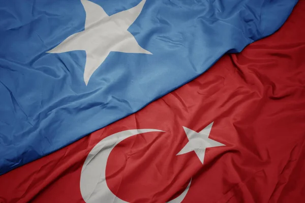 Mávající barevná vlajka Turecka a národní vlajka Somálska. — Stock fotografie