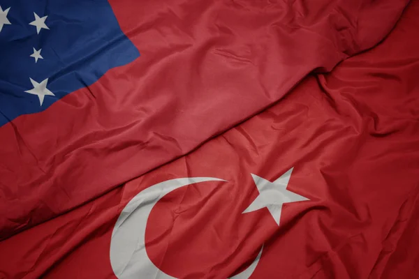 Mávající barevná vlajka Turecka a národní vlajky Samoa. — Stock fotografie