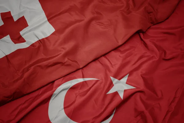 Ondeando colorida bandera de pavo y bandera nacional de Tonga . — Foto de Stock