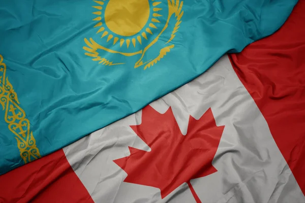 Kanada ve kazakistan ulusal bayrağı renkli bayrak sallayarak. — Stok fotoğraf
