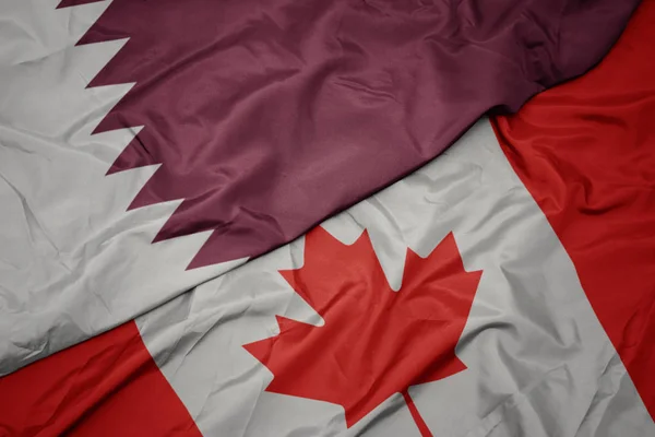 Kanada ve katar ulusal bayrağı renkli bayrak sallayarak. — Stok fotoğraf