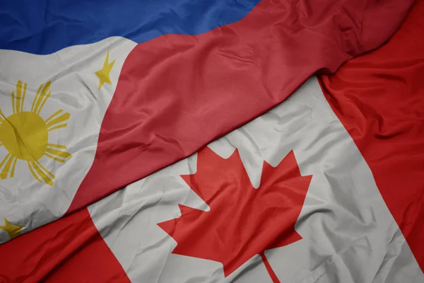 挥舞着五颜六色的加拿大国旗和菲律宾国旗. — 图库照片