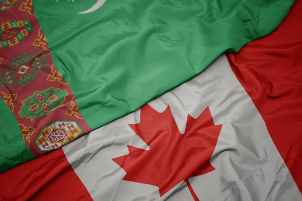 Kanada renkli bayrak ve türkmenistan ulusal bayrağı sallayarak. — Stok fotoğraf