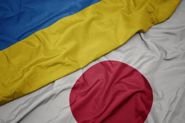 Japonya ve Ukrayna ulusal bayrağı renkli bayrak sallayarak.