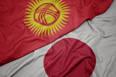 Japonya ve Kırgızistan ulusal bayrağı renkli bayrak sallayarak.