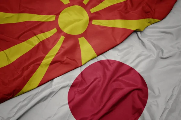 Fluturând steagul colorat al Japoniei și steagul național al macedoniei . — Fotografie, imagine de stoc